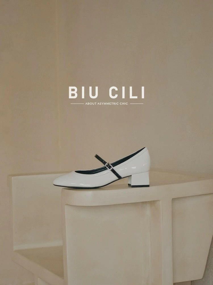 Minimalist Mary Jane Block Heels with Contrast Strap
