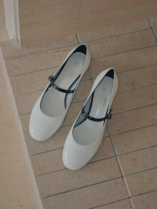 Minimalist Mary Jane Block Heels with Contrast Strap