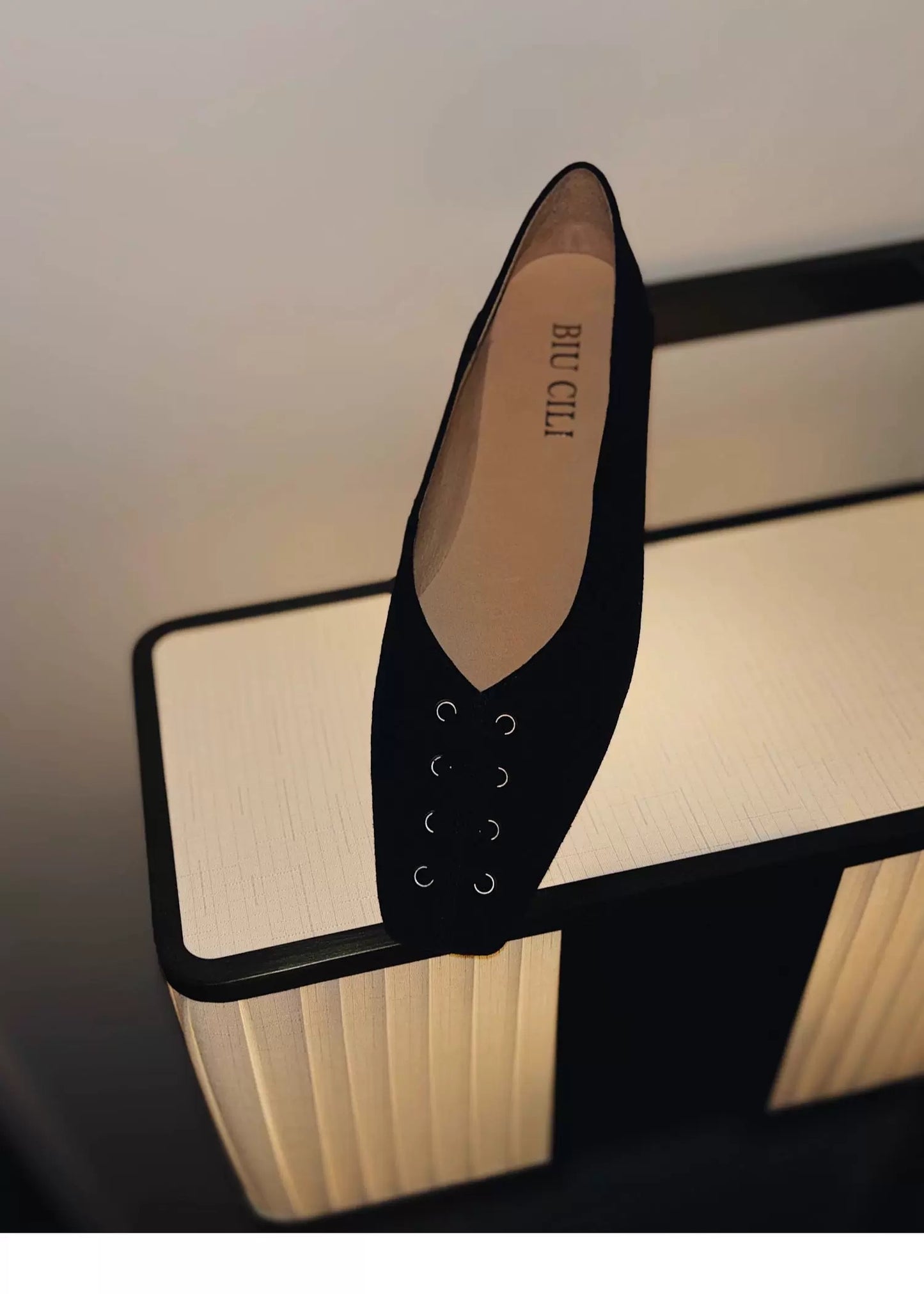 Minimalist Style Two-Way Square-Toe Leather Flat Shoes with Asymmetric Woven Details