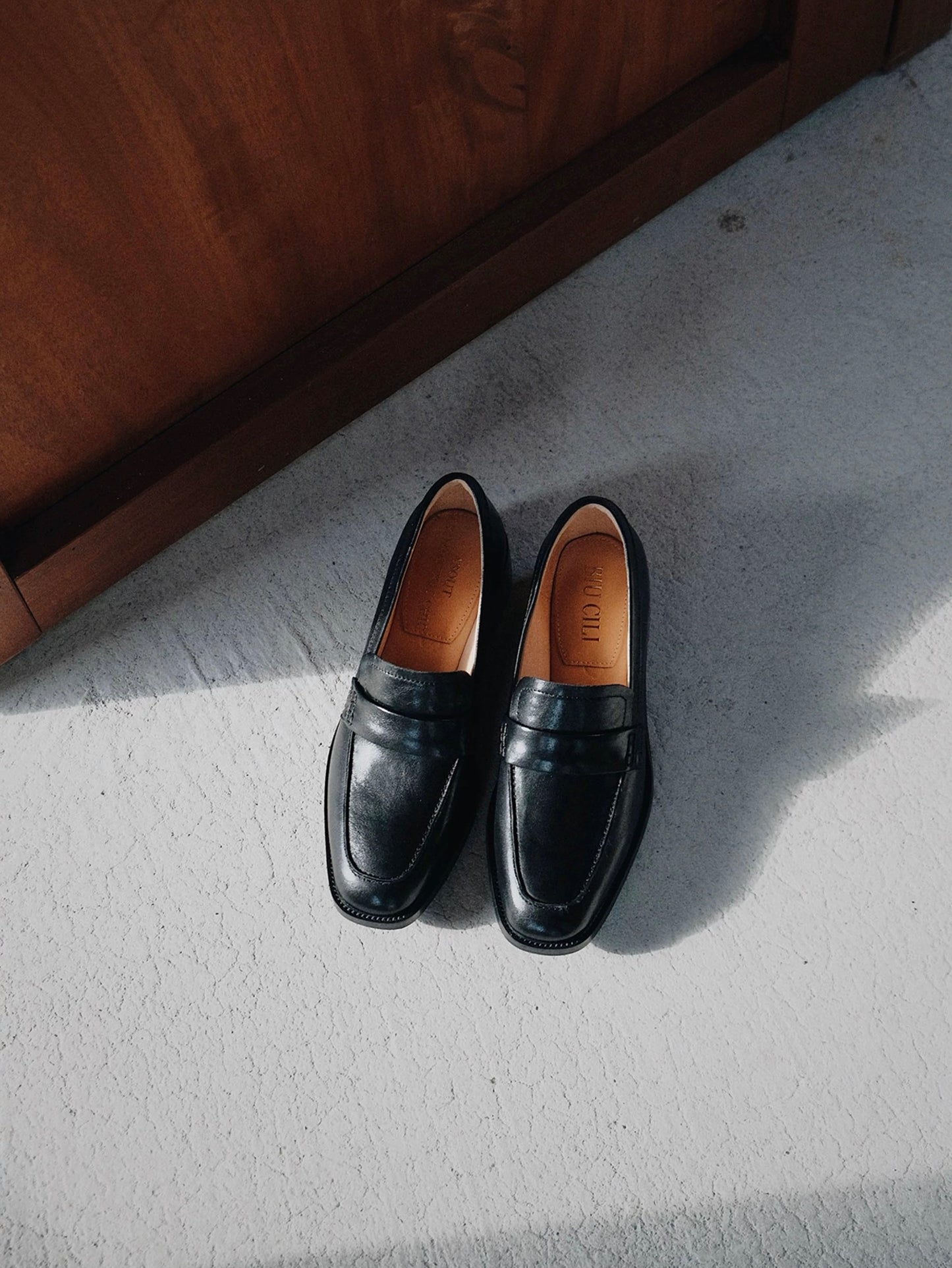 Minimalist Block Heel Leather Loafers in Black