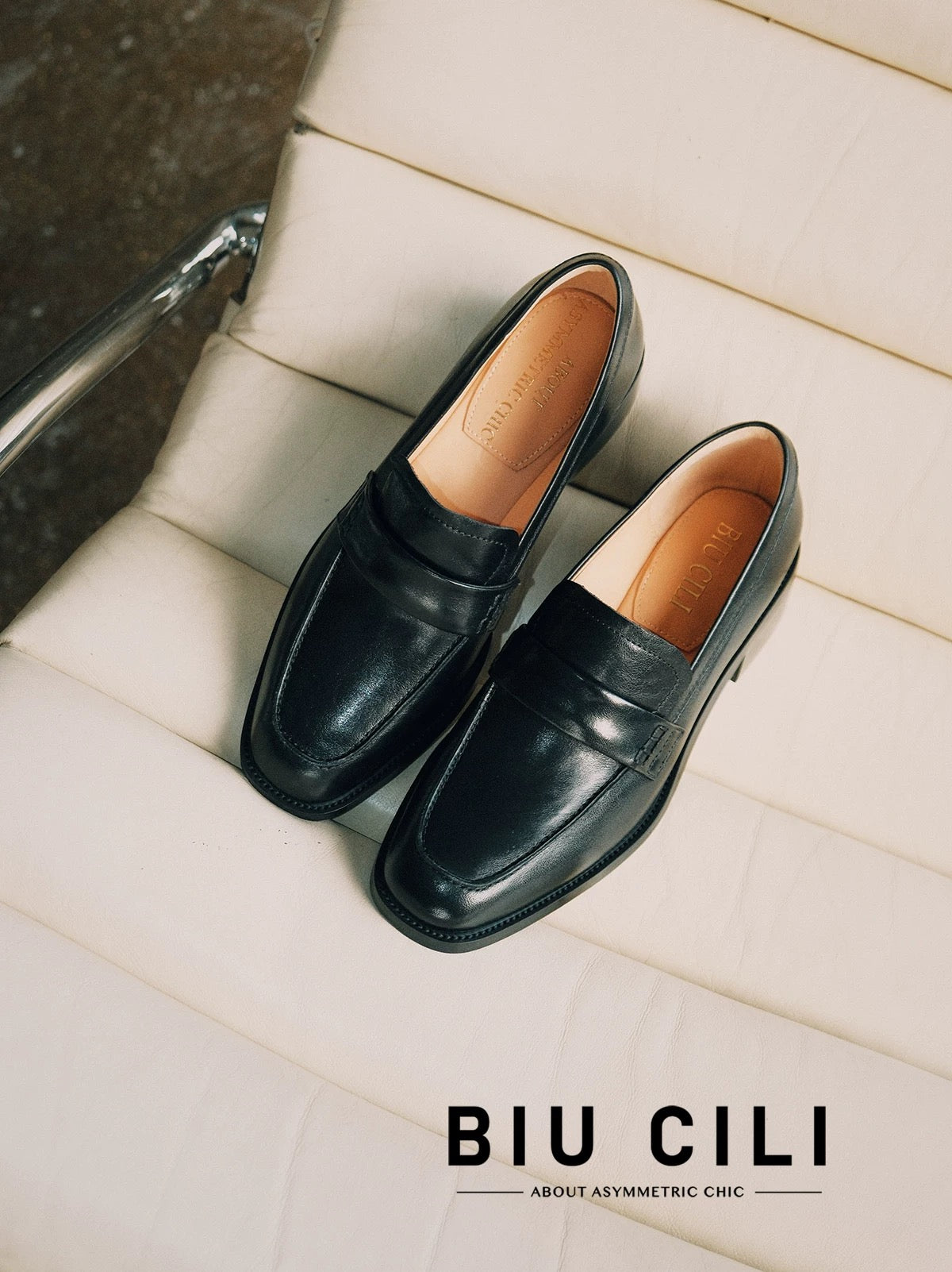 Minimalist Block Heel Leather Loafers in Black