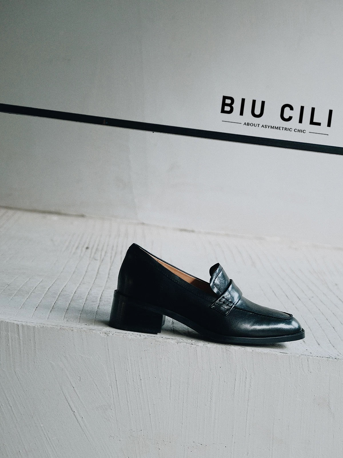 Minimalist Block Heel Leather Loafers in Black