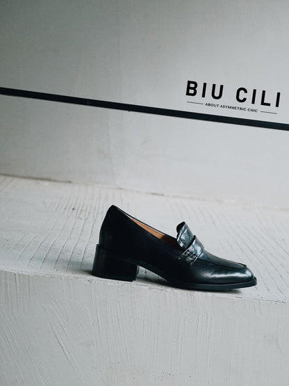 Minimalist Block Heel Leather Loafers in Black