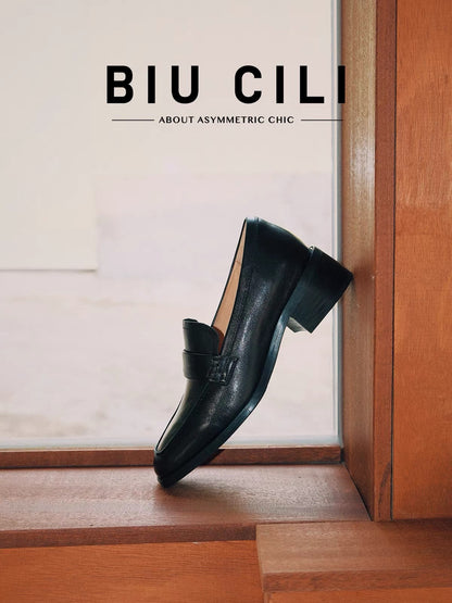 Minimalist Block Heel Leather Loafers in Black