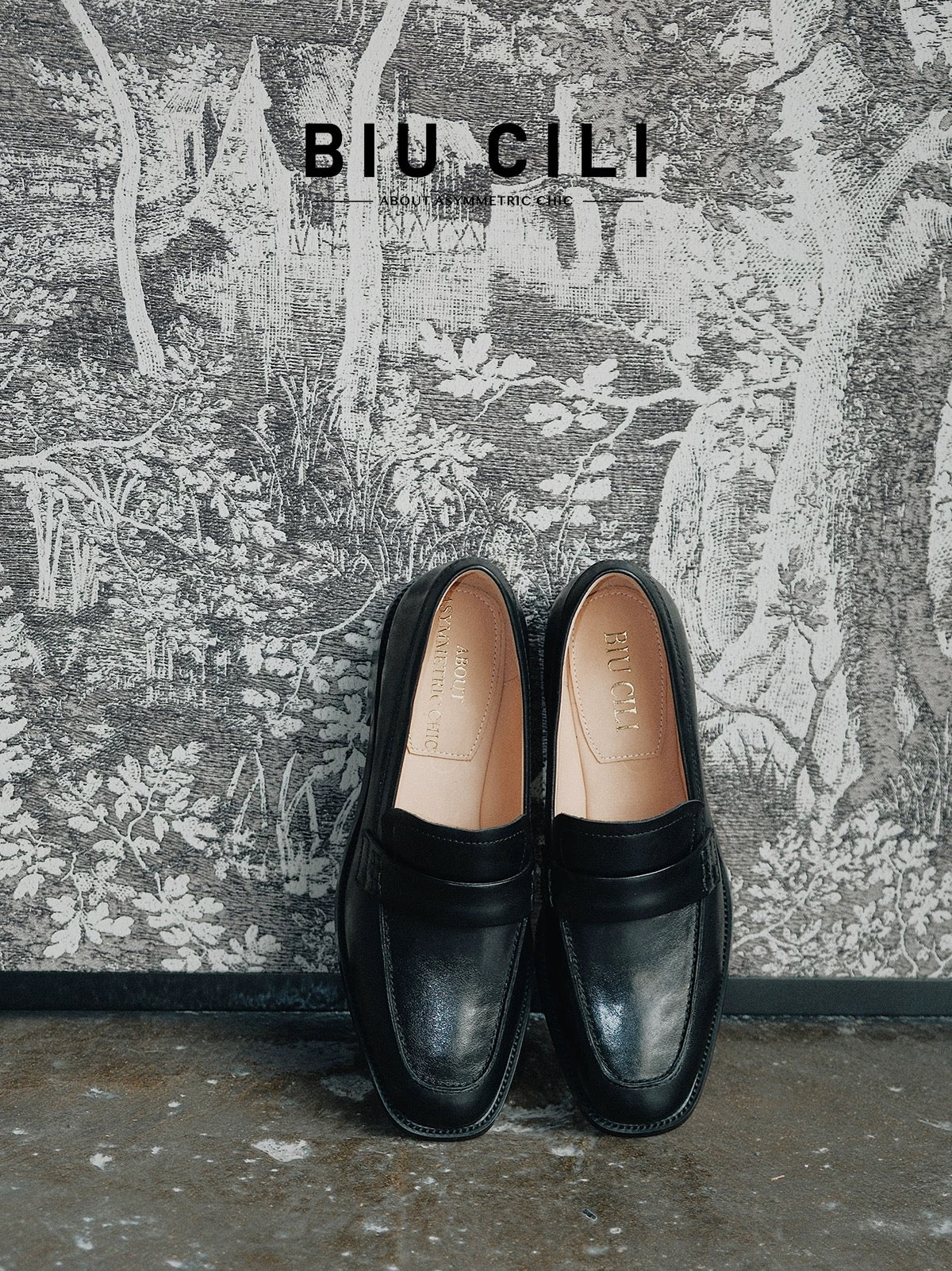 Minimalist Block Heel Leather Loafers in Black