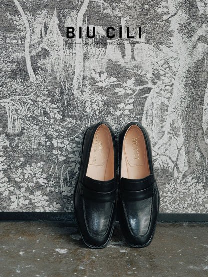 Minimalist Block Heel Leather Loafers in Black