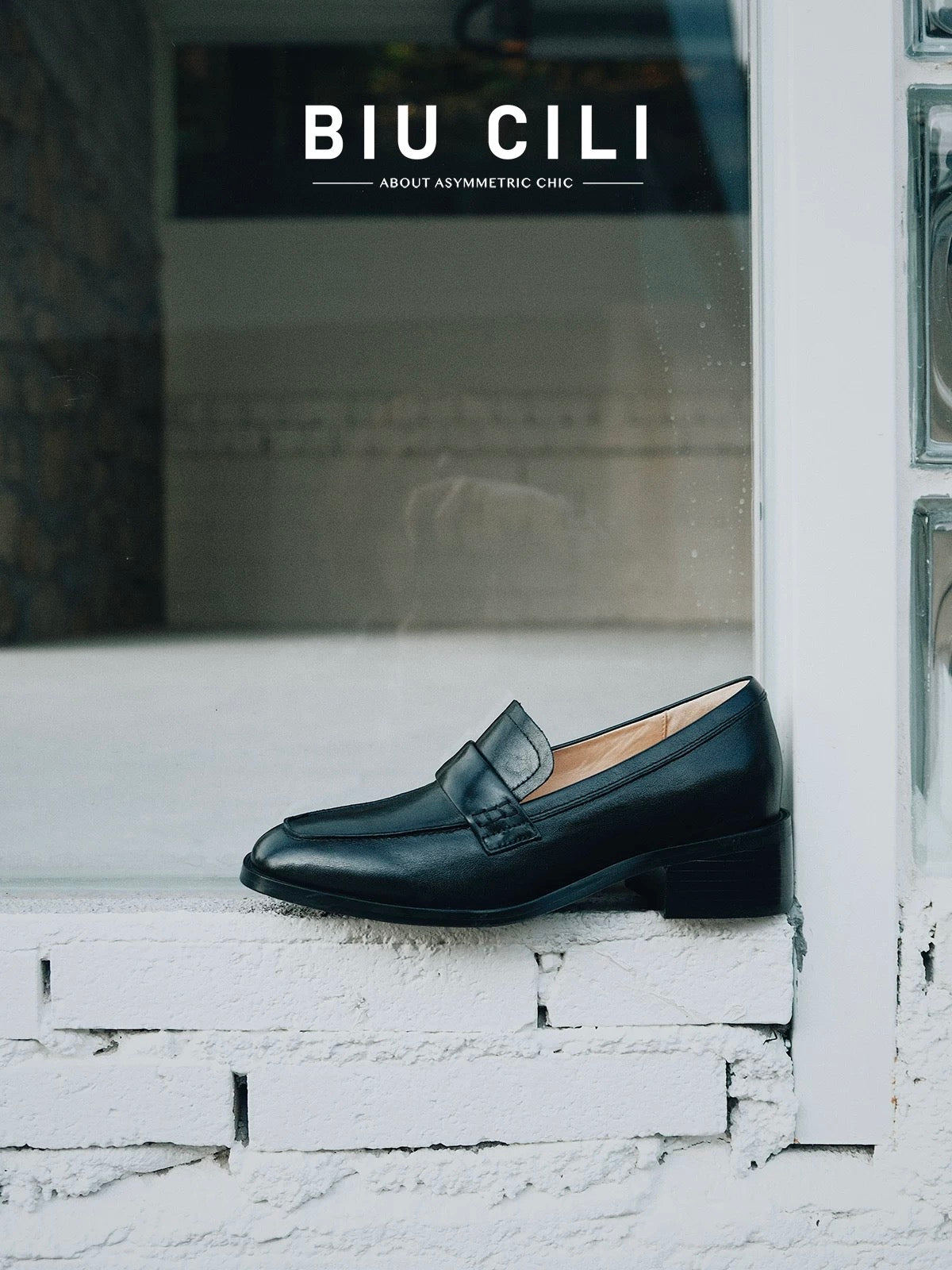 Minimalist Block Heel Leather Loafers in Black
