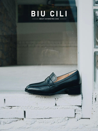 Minimalist Block Heel Leather Loafers in Black