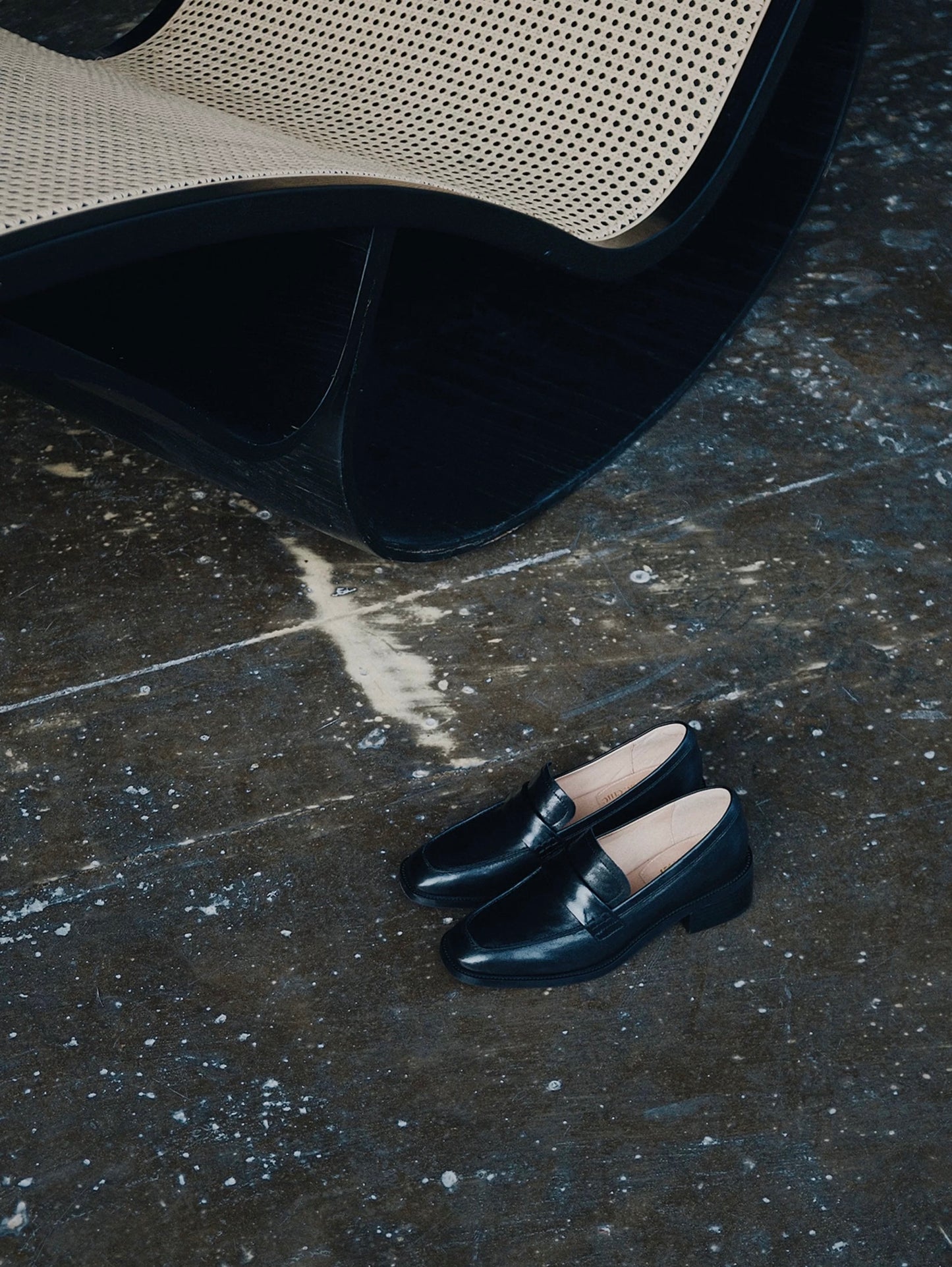 Minimalist Block Heel Leather Loafers in Black