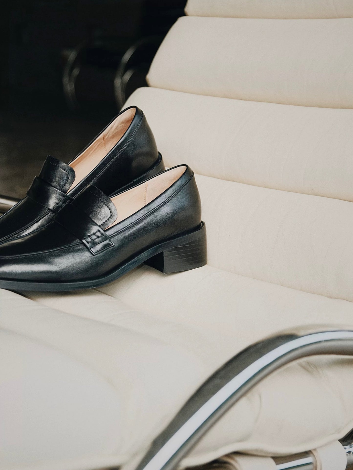 Minimalist Block Heel Leather Loafers in Black